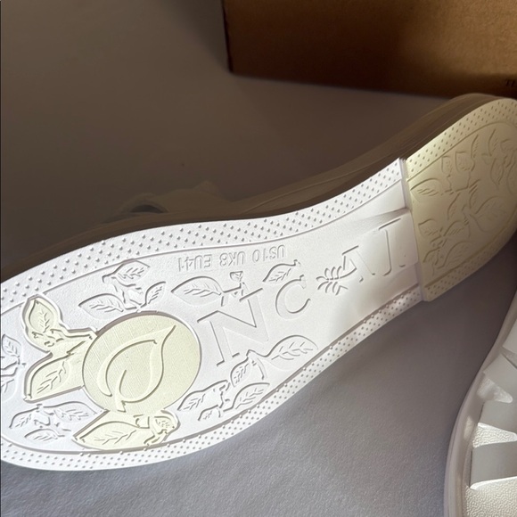 White Contemporary Sandals with H-Strap Design - Picture 5 of 10